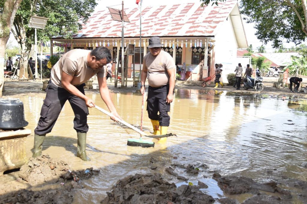 Pulihkan Sekolah Pascabanjir Bandang, Polres Bireuen Gotong Royong Bersihkan SD Negeri 11 Kutablang