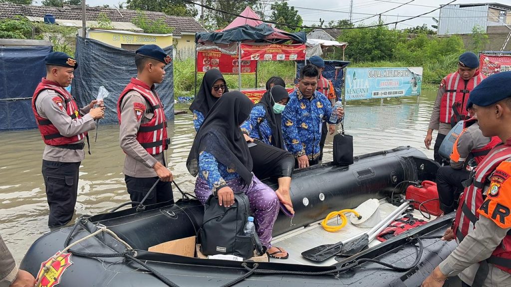 Emak-emak Hingga Nakes Naik Perahu Karet Brimob Sebrangi Banjir