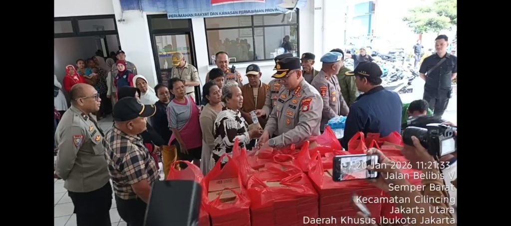Kapolres Metro Jakarta Utara Salurkan 1.000 Paket Makanan untuk Pengungsi Banjir di Cilincing