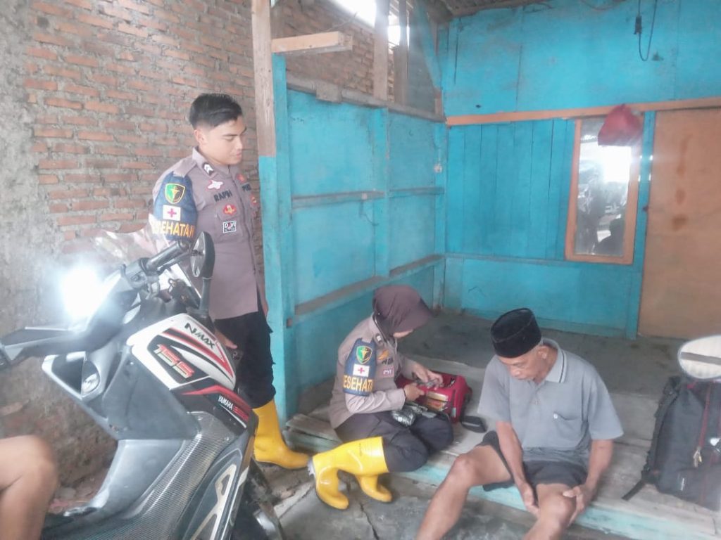 Polri “All Out” Evakuasi, Hadirkan Randurlap dan Patroli Kesehatan Door to Door untuk Korban Banjir Karawang