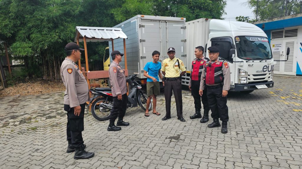 Patroli Jalan Kaki, Polsek Pademangan Perkuat Keamanan di Ruko Permata Ancol