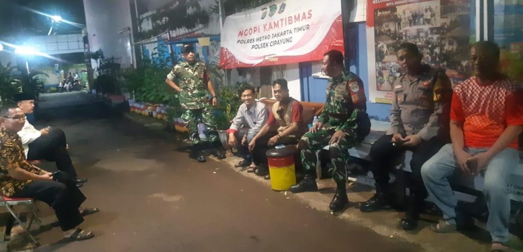 Ciptakan Lingkungan Aman dan Kondusif, Koramil 07/Cipayung Gelar Patroli/Siskamling Keliling Bersama Komduk di Wilayah Setu