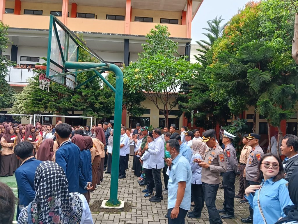 Dukung Program Makan Bergizi Gratis, Polres Metro Bekasi Kota Amankan Kunjungan Kerja Menko Pangan RI di Rawalumbu