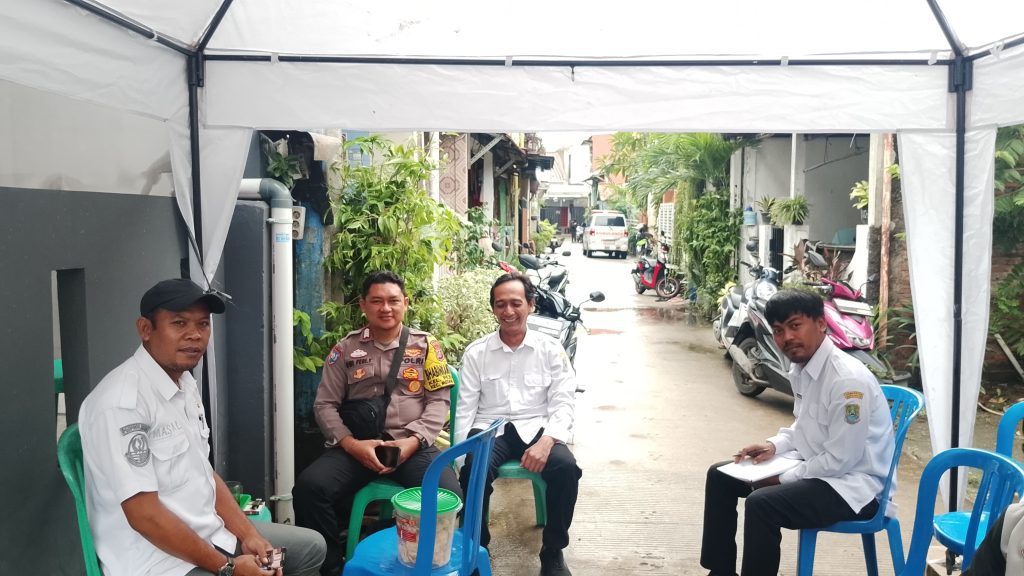 Pastikan Kesehatan Warga Terjamin, Polsek Medan Satria Amankan Posko Pengobatan Pasca Banjir di Pejuang