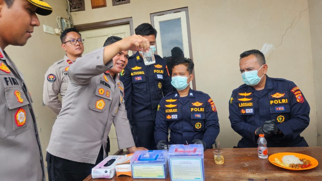 Polda Jabar Pastikan Makanan Aman Dikonsumsi bagi Warga Terdampak Banjir di Karawang