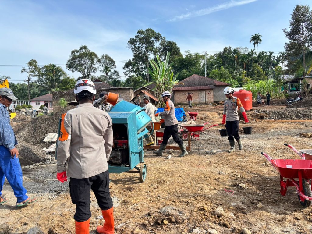 Tim SAR Resimen II Pas Pelopor Normalisasi Sungai dan Dukung Pembangunan Huntara di Agam