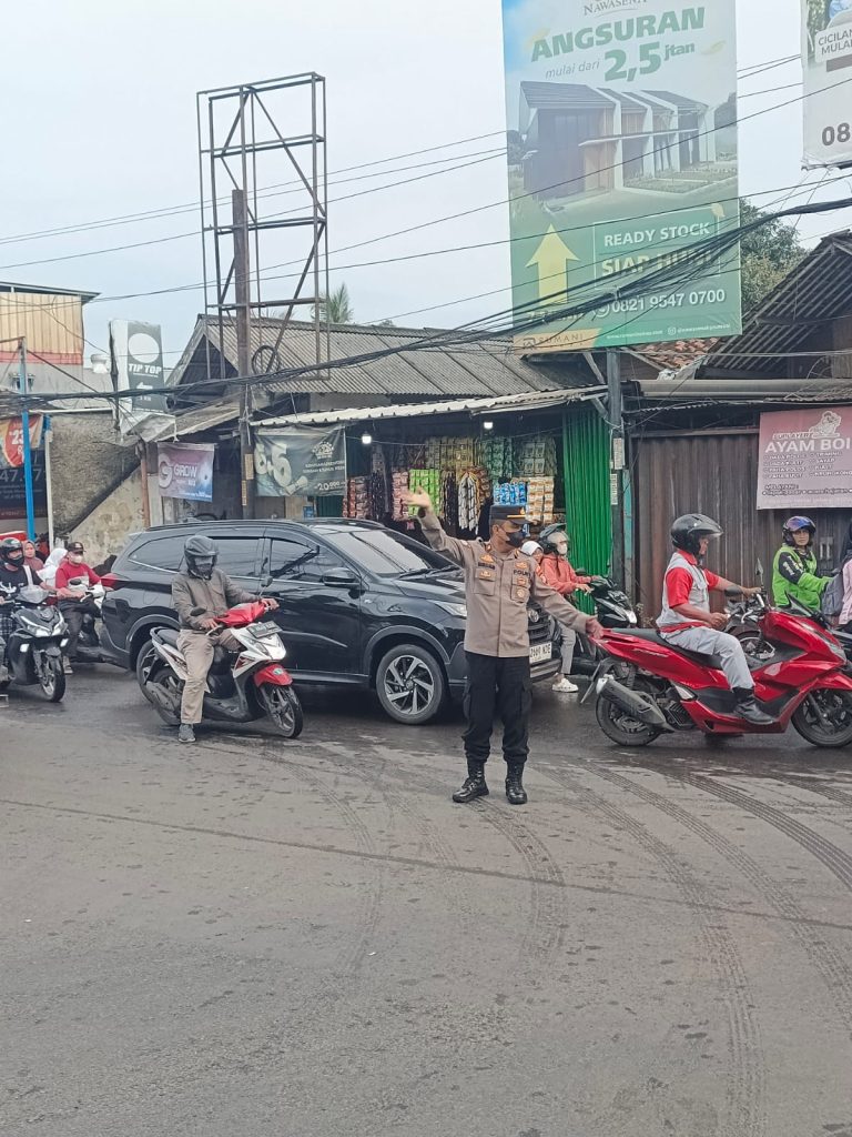 Pastikan Kelancaran Arus Lalin Sore Hari, Unit Binmas Polsek Bantargebang Siaga di Perempatan Cimuning