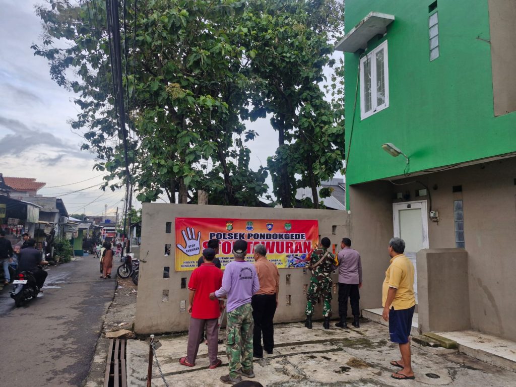 Sasar Lokasi Indikasi Base Camp Geng Motor, Bhabinkamtibmas Jatiwaringin Pasang Spanduk Larangan Tawuran