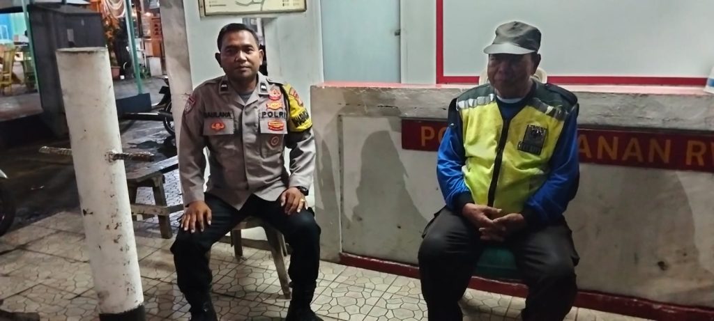 Cegah Gangguan Kamtibmas Malam Hari, Bhabinkamtibmas Polsek Jatiasih Sambangi Pos Keamanan Perumahan AL Jatirasa