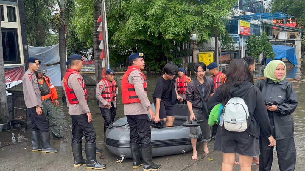 Sigap Tanpa Menunggu, Gegana Brimob Evakuasi Warga Terjebak Banjir di Daan Mogot