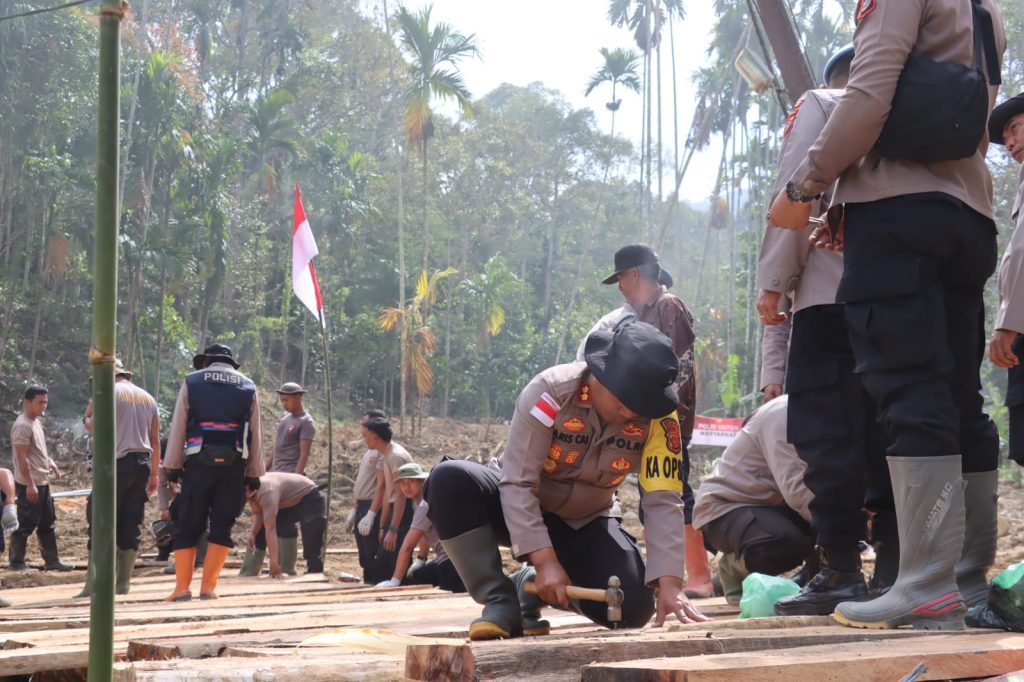 Polres Bener Meriah dan Brimob Polda Aceh Bangun Jembatan Darurat di Kampung Setie Kecamatan Timang Gajah