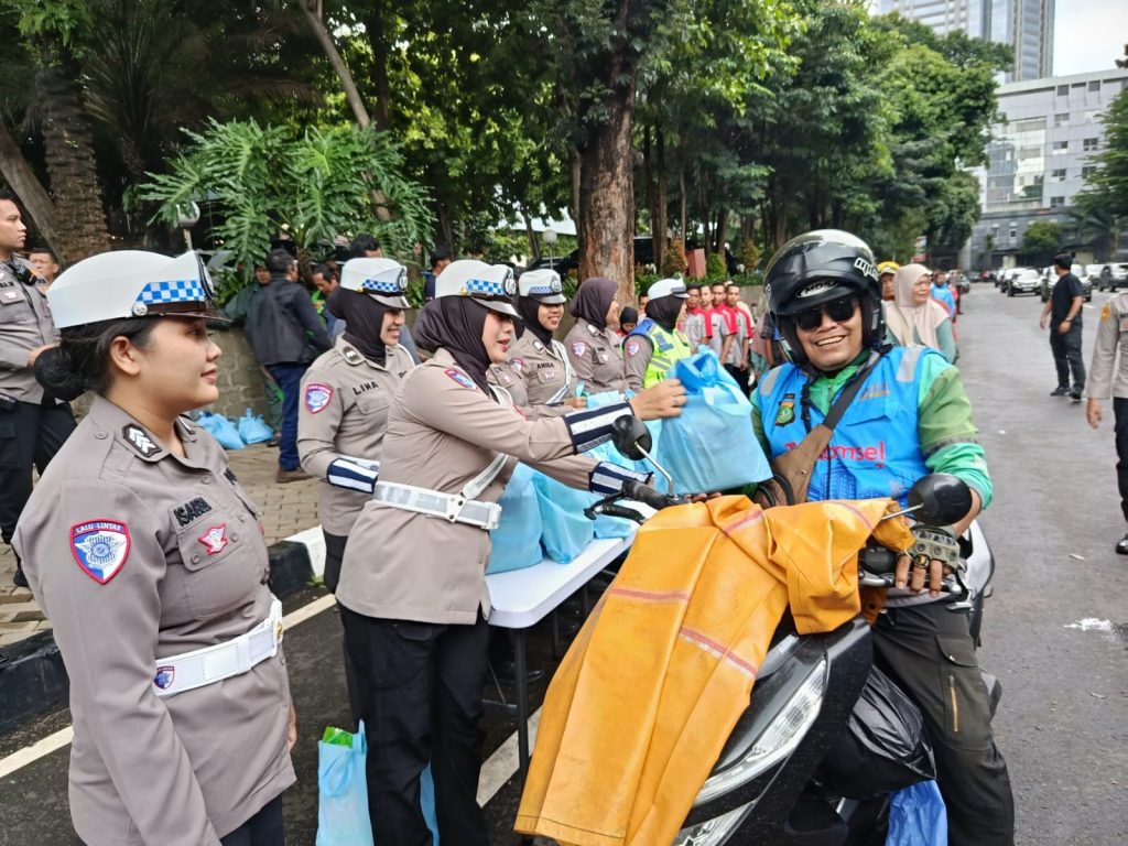 Polda Metro Jaya Gelar Jumat Peduli, Bagikan Bantuan untuk Pengemudi Ojol