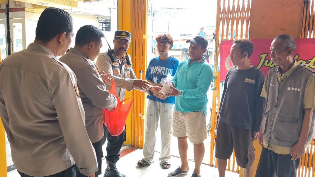 Polsek Pademangan Bagikan Nasi Bungkus Lewat Program Jumat Berkah