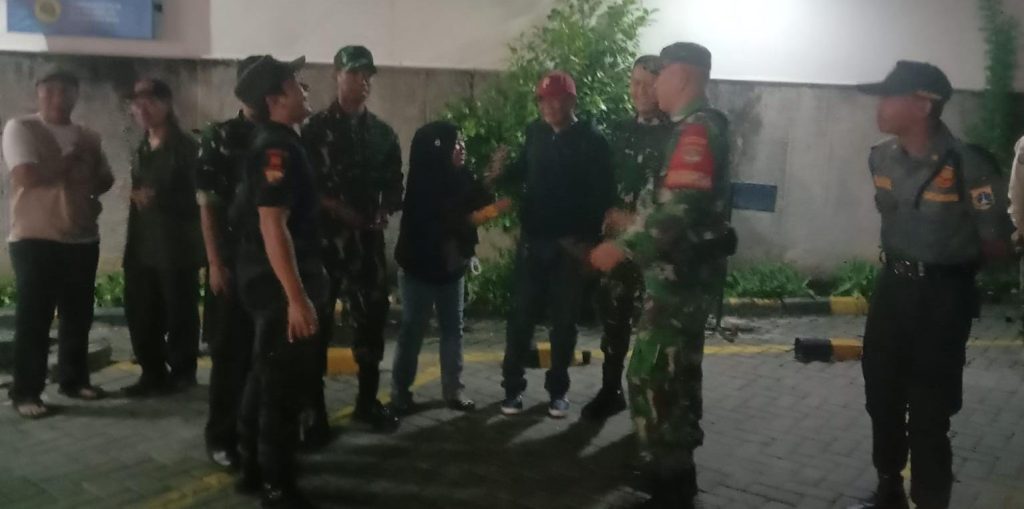 TNI–Polri dan Warga Matraman Kompak Gelar Patroli/Siskamling Keliling