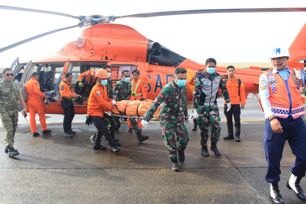 Satu Jenazah Korban Jatuhnya Pesawat ATR 42-500 Berhasil Dievakuasi ke Lanud Sultan Hasanuddin