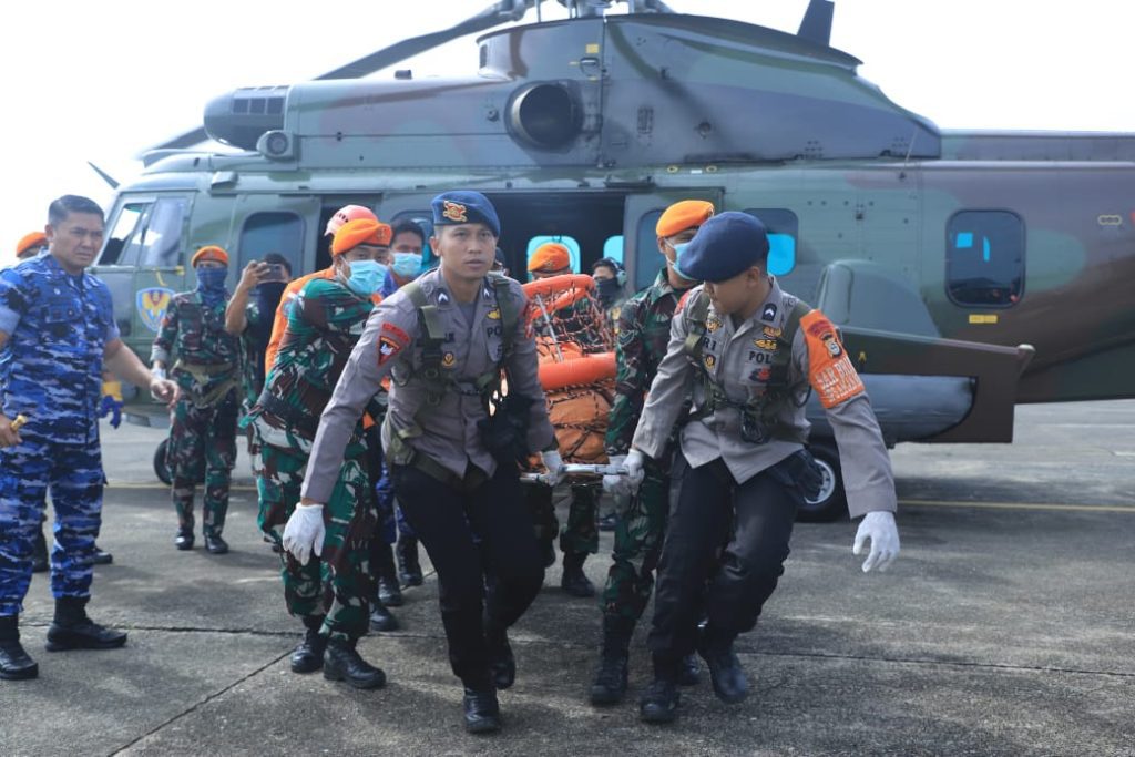 Danlanud Sultan Hasanuddin Pimpin Langsung Evakuasi Body Part Korban Jatuhnya Pesawat ATR 42-500