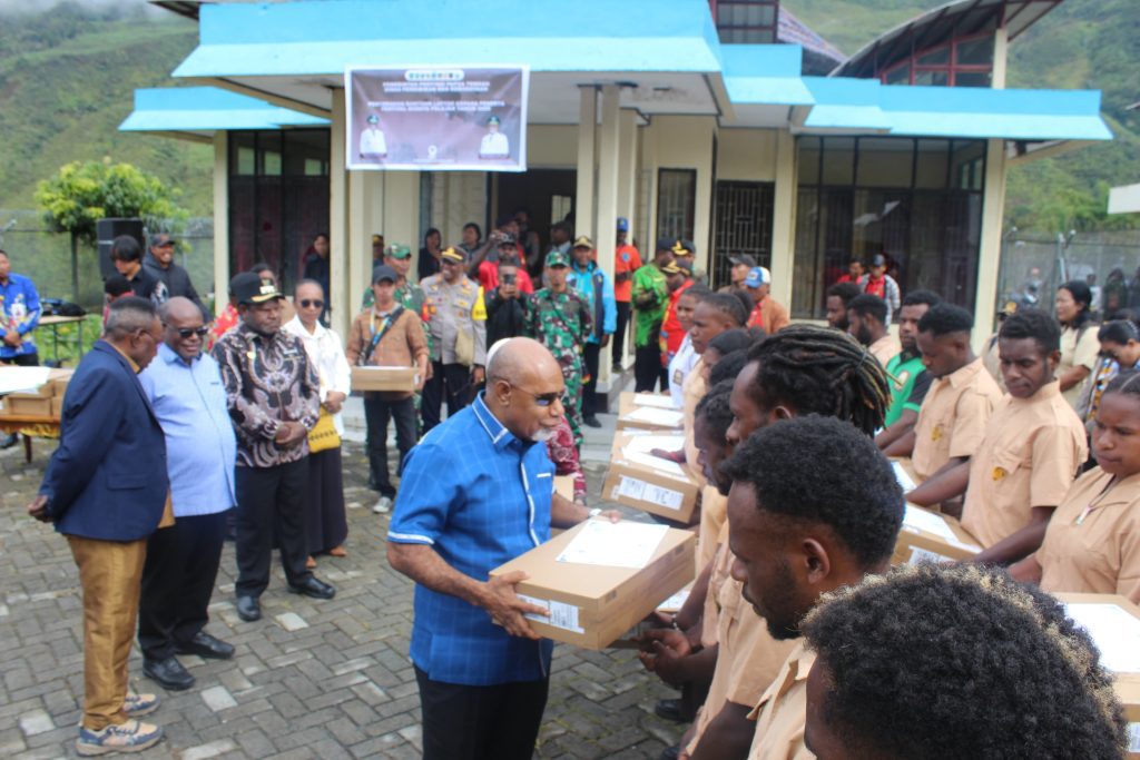Dandim 1714/PJ Dampingi Gubernur Papua Tengah Bagi Laptop Gratis Se-Pelajar di Kab. Puncak Jaya