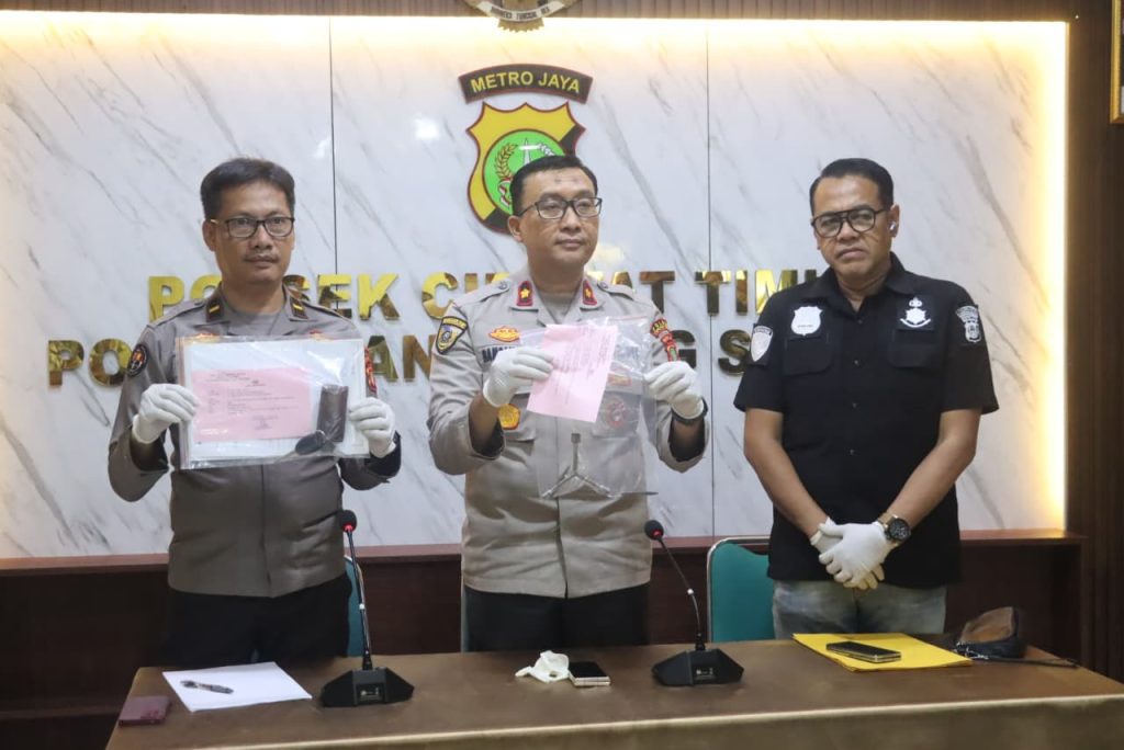 Dua Pelaku Curanmor di Ciputat Timur Ditangkap, Polisi Kembalikan Motor ke Pemilik