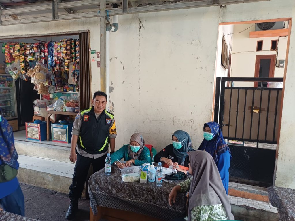 Bhabinkamtibmas Kranji Polsek Bekasi Barat Bersama Tim Medis Puskemas Kranji Mengadakan Bakti Kesehatan
