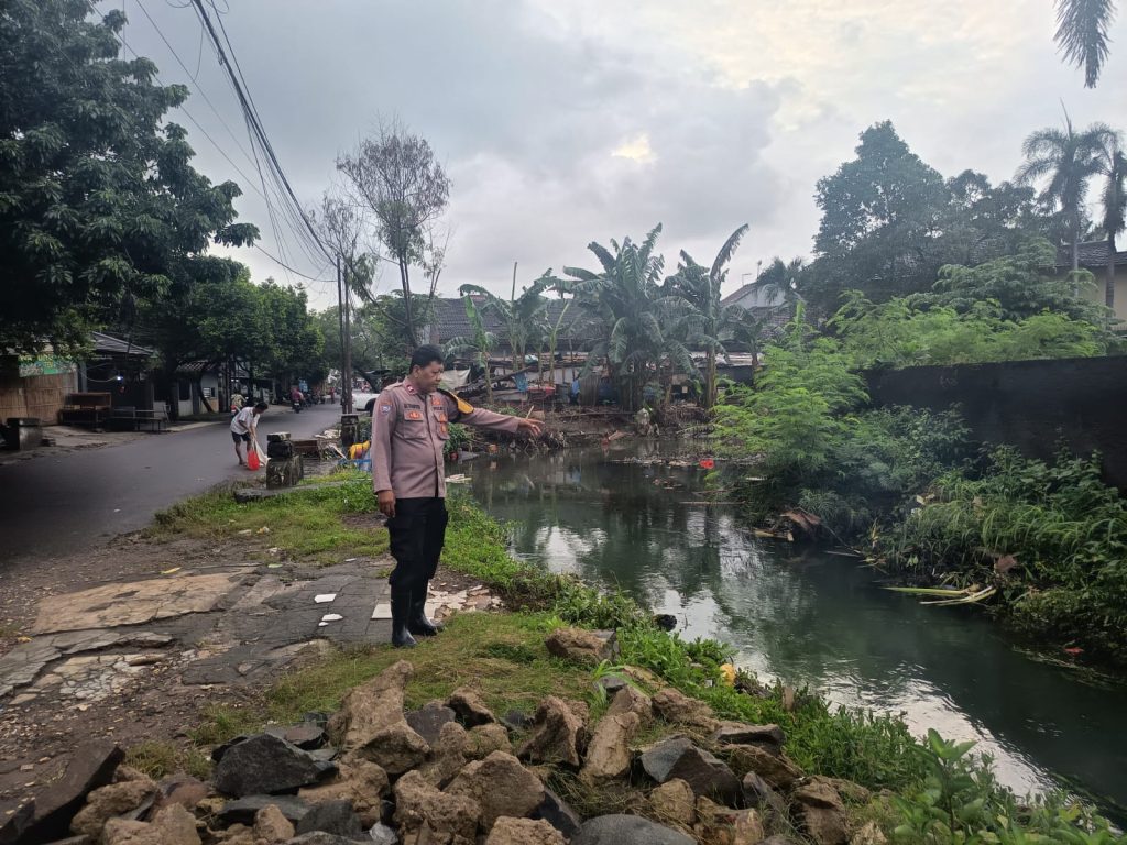Bhabinkamtibmas Jakasampurna Polsek Bekasi Barat Bersihkan Aliran Kali Cipamingkis Bersama Warga