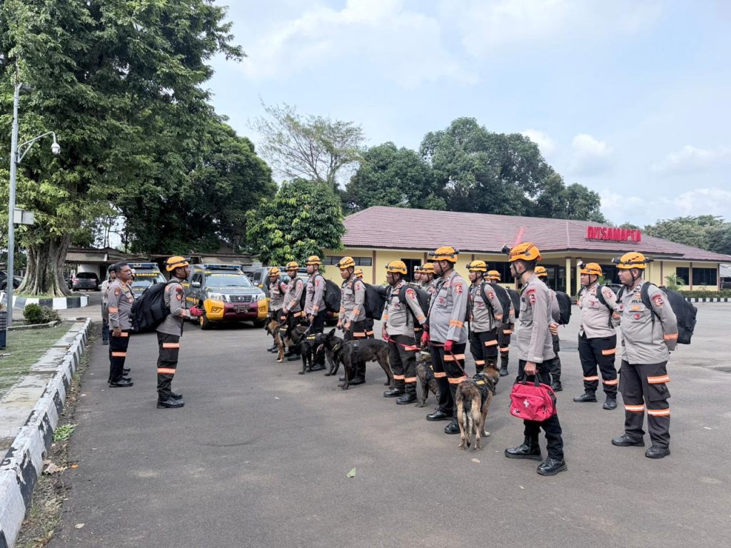 DEN K9 SAR DITPOLSATWA KORSABHARA BAHARKAM POLRI PERKUAT PENANGANAN BENCANA LONGSOR DI PASIRLANGU