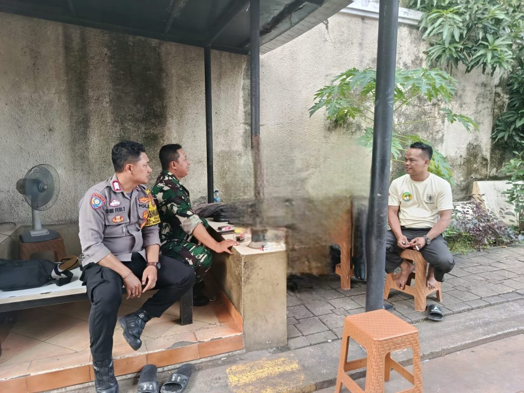 Wujudkan Keamanan Lingkungan, Sinergitas TNI-Polri Sambangi Petugas Pengamanan di Perum Bulevard Hijau Medan Satria