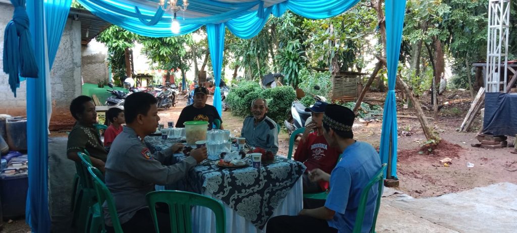 Cegah Modus “Penipuan Segitiga”, Bhabinkamtibmas Polsek Jatiasih Edukasi Warga Jatiluhur