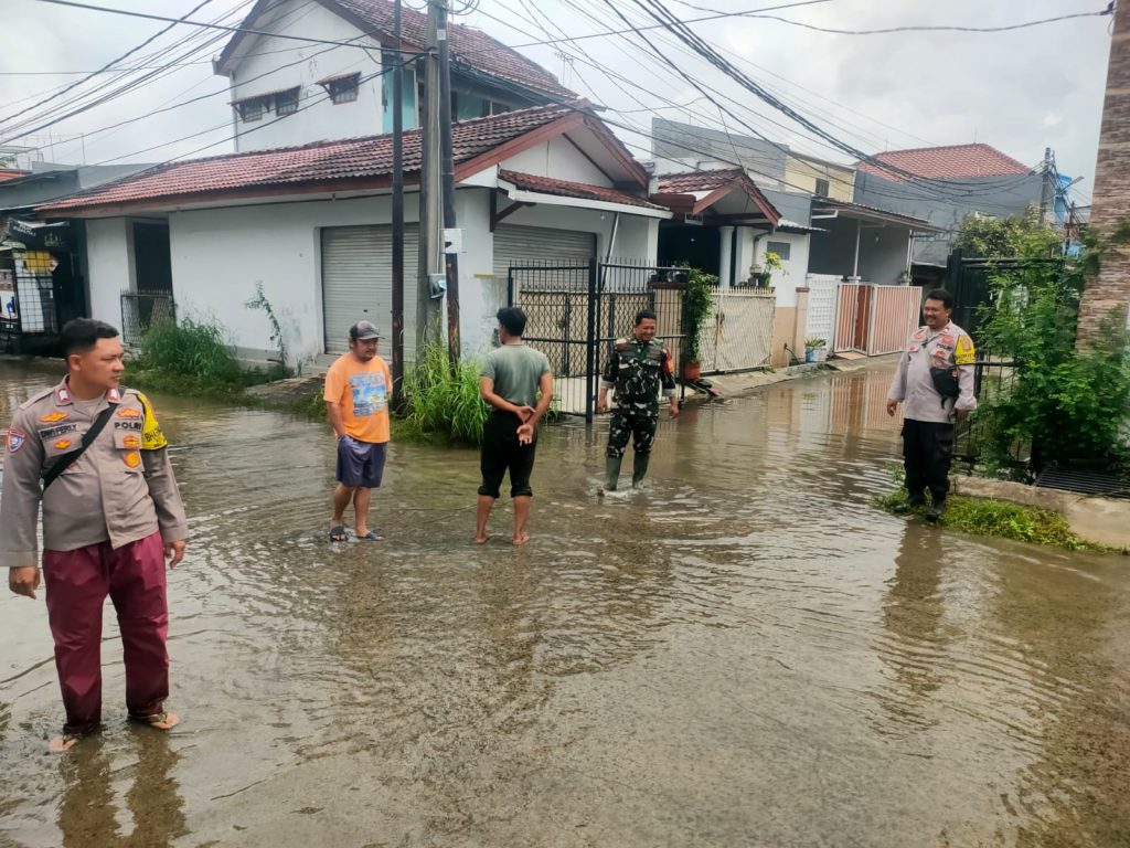 Polsek Medan Satria Laksanakan Pemantauan Antisipasi Titik Genangan di Kelurahan Pejuang Bekasi