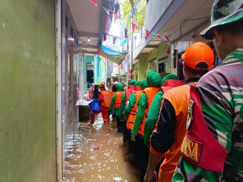 Di Tengah Genangan Air Kampung Melayu, Persit Kartika Candra Kirana Hadir Membawa Harapan