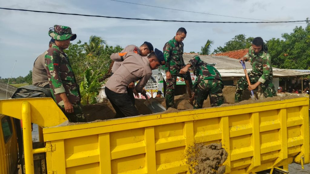 Tanggul Jebol di Muara Gembong, Brimob Bersama TNI dan Warga Bahu-Membahu Lakukan Penanganan