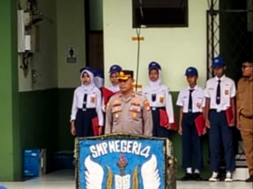 Kapolsek Bekasi Selatan Bertindak Sebagai Pembina Upacara, Sampaikan Pesan Kamtibmas kepada Pelajar SMPN 4 Kota Bekasi