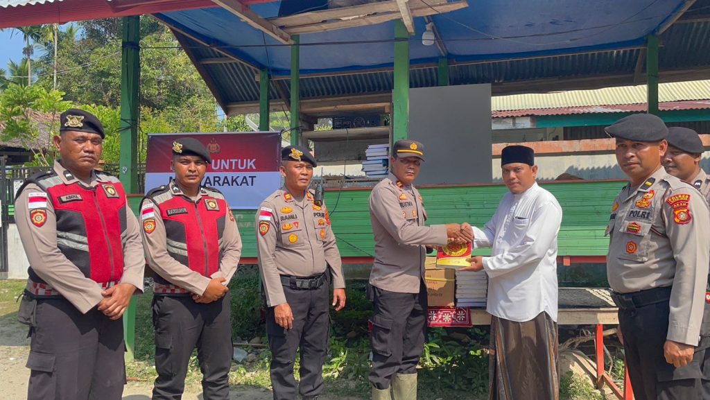 Polri Salurkan Bantuan Al-Qur’an kepada Pesantren Terdampak Banjir