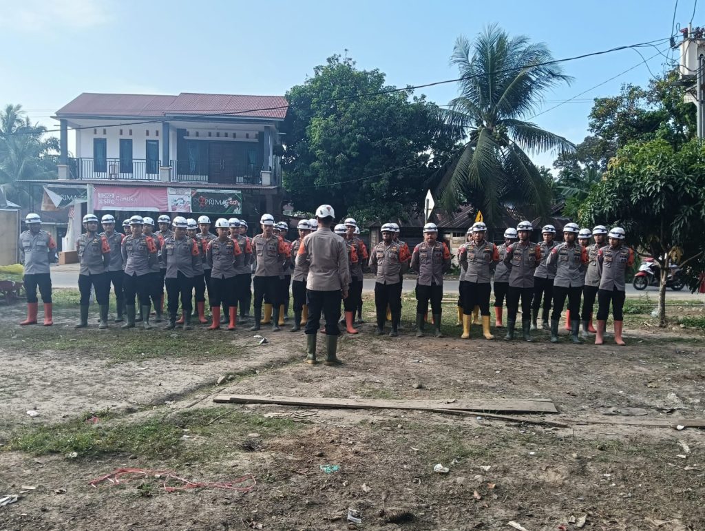 Pulihkan Pasca-Banjir Bandang, Tim SAR Resimen II Pasukan Pelopor Bersihkan Sungai di Agam