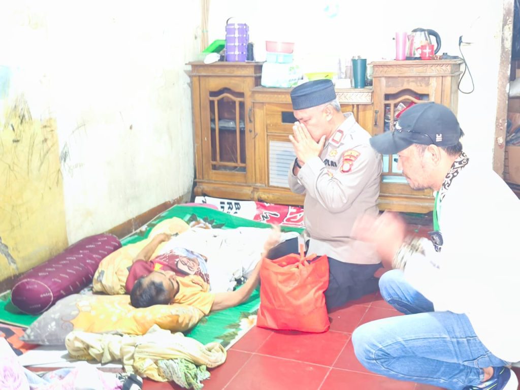 Berbagi Berkah, Kapolsek Bekasi Barat Datangi Warga yang Sakit