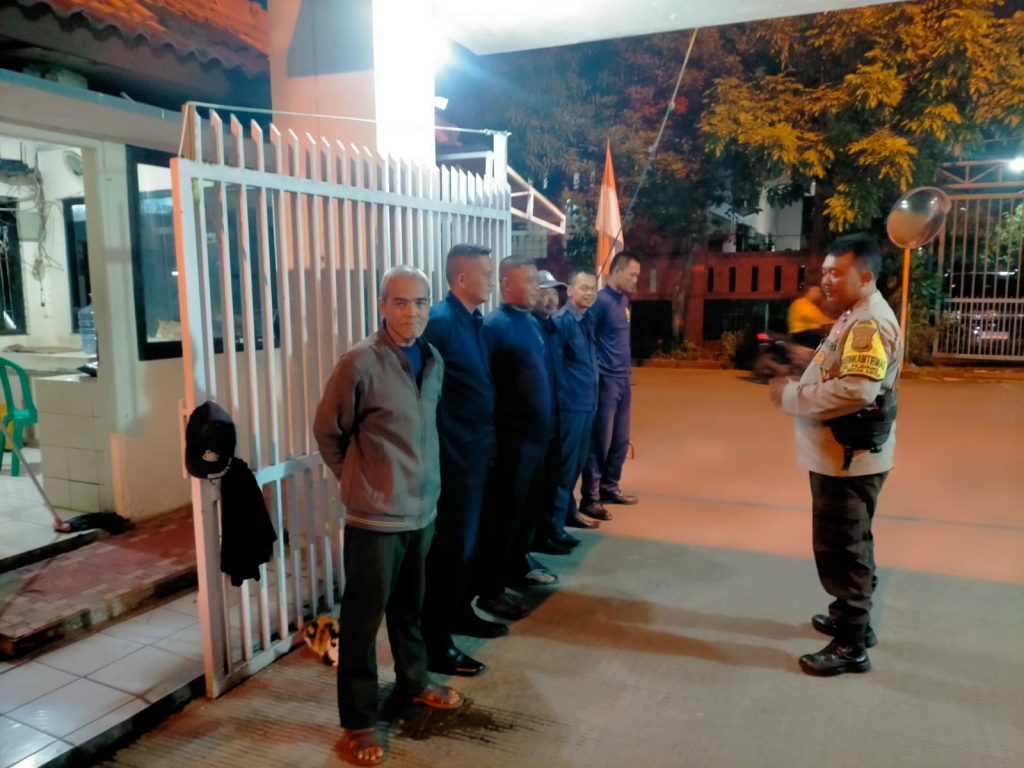 Sinergi TNI-Polri: Bhabinkamtibmas dan Babinsa Kelurahan Pejuang Gelar Patroli Larut Malam di Perumahan Duta Bumi