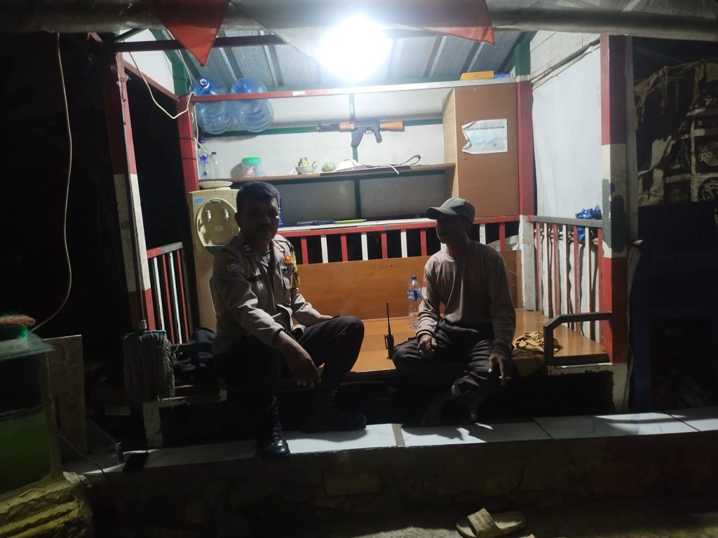 Jaga Kondusifitas Malam Hari, Bhabinkamtibmas Polsek Jatisampurna Kontrol Pos Kamling di Jatiranggon