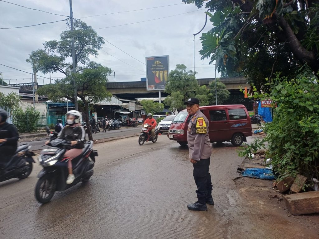 Urai Kepadatan di Sore Hari, Personel Polsek Bekasi Barat Laksanakan Pengaturan Lalu Lintas di Kawasan Pasar Bintara