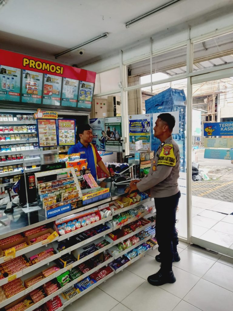 Perkuat Keamanan Lingkungan, Bhabinkamtibmas Polsek Rawalumbu Sambangi Pos Satpam dan Pusat Perbelanjaan