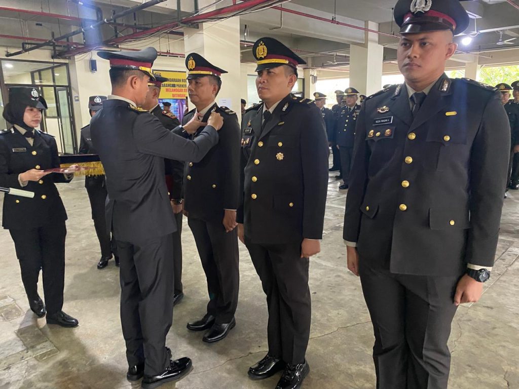 Polres Metro Bekasi Kota Gelar Upacara Peganugerahan Tanda Kehormatan Satyalancana Pengabdian kepada Personel