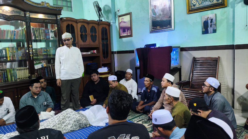 Polri Berduka, Unit Binmas Polsek Pondok Gede Takziah ke Kediaman Tokoh Agama Karismatik di Jaticempaka