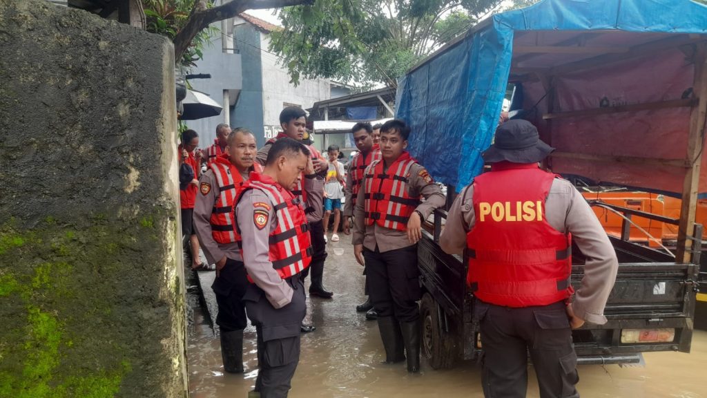 Polres Metro Bekasi Kota Terjunkan Personel dan Salurkan 500 Paket Makanan untuk Korban Banjir di Teluk Pucung