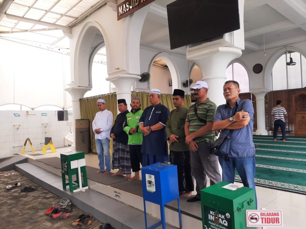 Wujud Kepedulian Sosial, Masjid Al Qohhar Bersama Polsek Metro Penjaringan Bagikan 500 Paket Sembako untuk Ojol