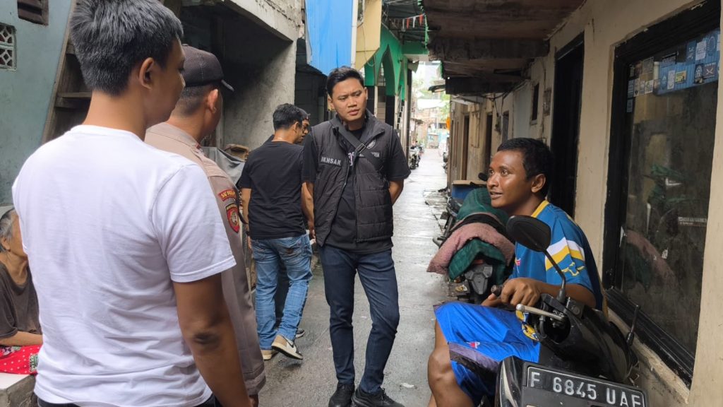 Polsek Pademangan Gelar Patroli Jalan Kaki, Imbau Warga Waspada di Musim Hujan