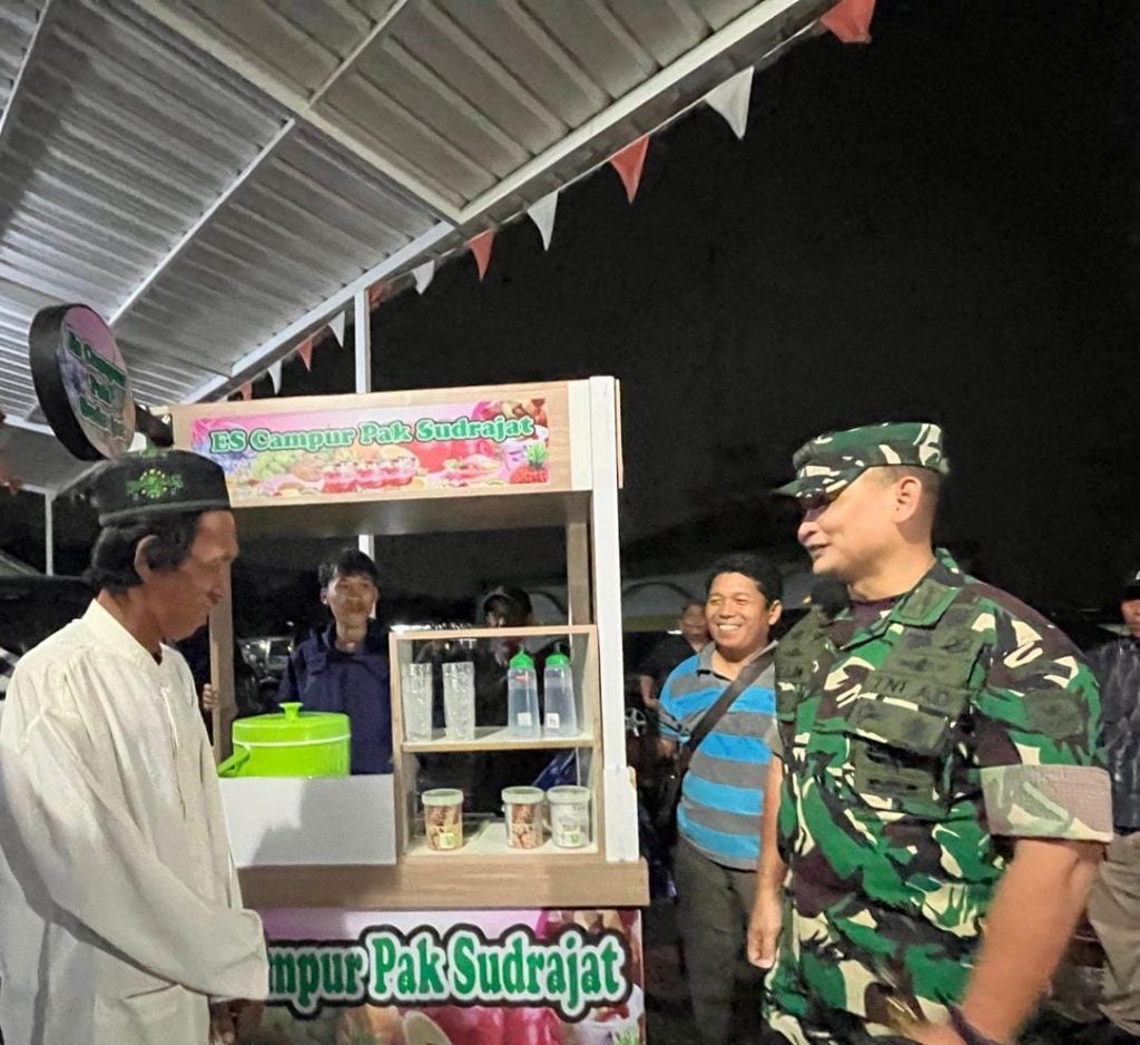 Dandim 0501/JP Berikan Bantuan Gerobak Es Campur Untuk Pak Sudrajat