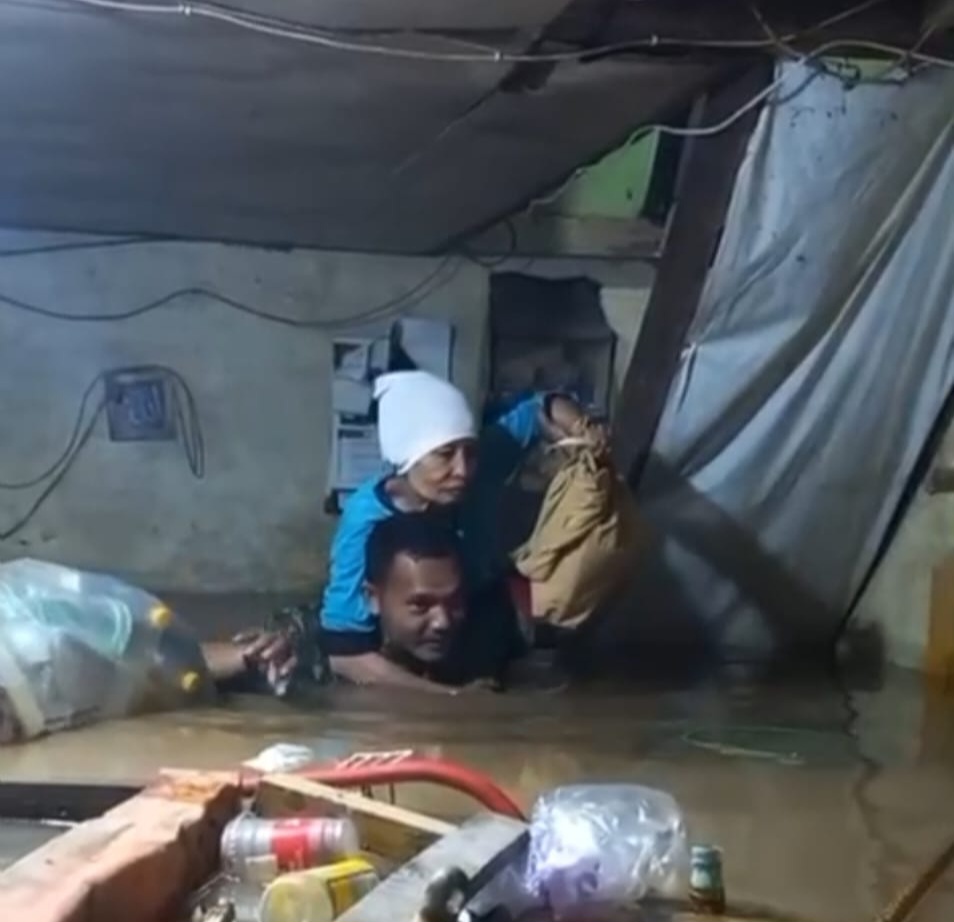 Babinsa Koramil 01/Jatinegara,Bantu Evakuasi Korban Banjir Warga Bidara Cina