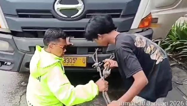 Sigap Layani Masyarakat, Polantas Polres Metro Bekasi Kota Evakuasi Truk Trailer Mogok di Jalur Protokol