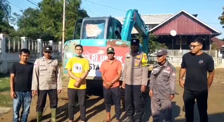 Bantuan Alat Berat Kapolri Dukung Pembersihan Lumpur Pasca Banjir di Pidie