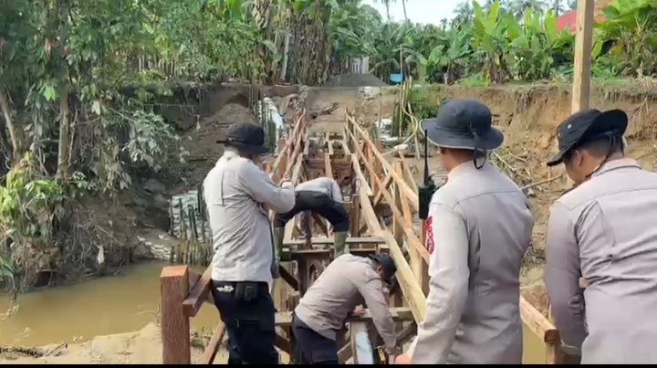 Sat Brimob Polda Sumbar Bangun Jembatan Darurat Penghubung Dua Nagari di Padang Pariaman