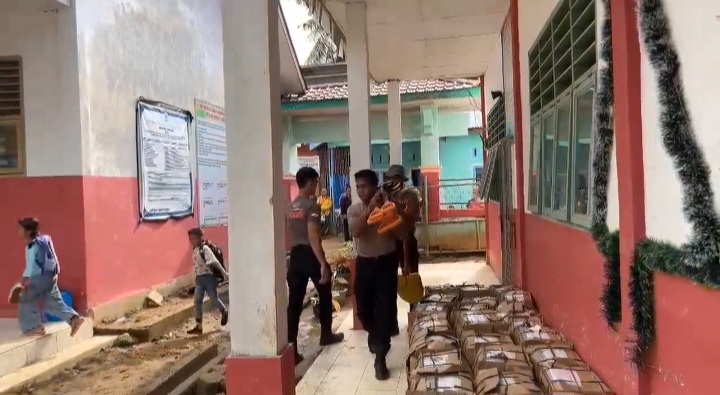 Brimob Polda Sumut Bersama Dinas Pendidikan Tapanuli Tengah Salurkan Bantuan Perlengkapan Sekolah ke Sekolah Darurat