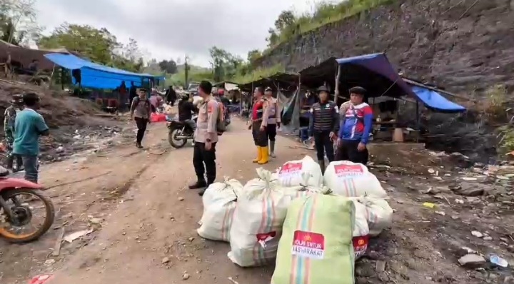Kapolres Aceh Tengah Jangkau Desa Terisolir dengan Trail, Salurkan Bantuan dan Gelar Bhakti Kesehatan bagi Pengungsi Bintang Pepara